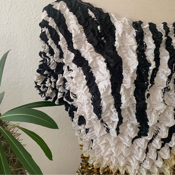 F.C Popcorn top in black, white, yellow, brown and gold. Short sleeves. - Picture 4 of 14